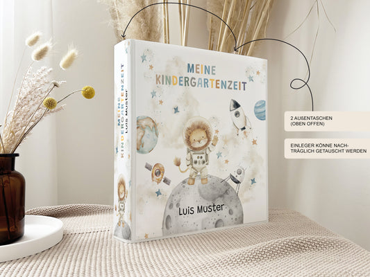 Kindergarten Ordner Astronaut Löwe für Kita, Krippe oder Schule personalisiert
